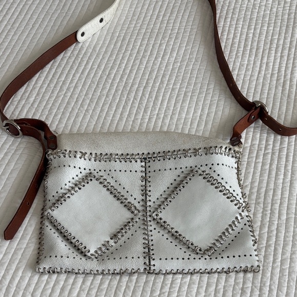 Fun leather and chain link crossbody - Picture 1 of 3